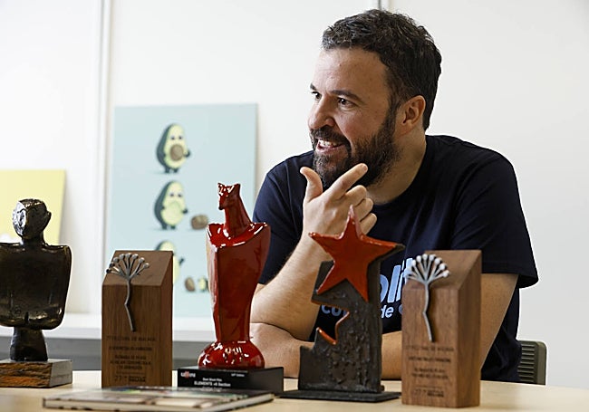 Nacho Arjona, con algunos de los premios obtenidos por el corto 'Homework'.